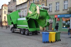 Śmieciarki wielokomorowe firmy NTM wykorzystywane przez przedsiębiorstwo usług komunalnych Ekosystem w Wąbrzeźnie (Polska północna) bez problemu radzą sobie z niemal wszystkimi pojemnikami na odpady. © Närpes Trä & Metall Ab 