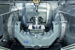 <p>Figure 1 shows the working area of a C 22 U high-performance five-axis machining centre featuring the 320 mm diameter NC swivelling rotary table with a multi-clamp system installed on it (0877)  </p> (photo: )