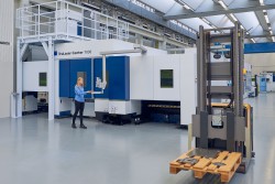 <p><em>Driverless transport units from Jungheinrich deliver europallets of materials to various machine tools in TRUMPF’s smart factory. (Source: TRUMPF).</em></p> (photo: )