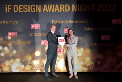 <p>ZEISS hat für CYGUS® den internationalen iF Design Award 2022 in der Kategorie „Produkt“ gewonnen. Die Preise wurden gestern Abend im Berliner Friedrichstadt-Palast übergeben.</p> (photo: )