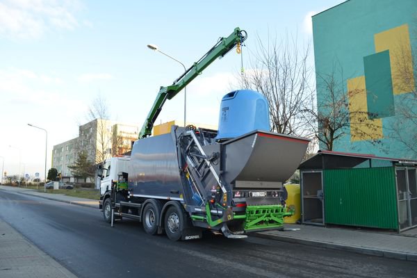 Śmieciarki wielokomorowe firmy NTM wykorzystywane przez przedsiębiorstwo usług komunalnych Ekosystem w Wąbrzeźnie (Polska północna) bez problemu radzą sobie z niemal wszystkimi pojemnikami na odpady. © Närpes Trä & Metall Ab
