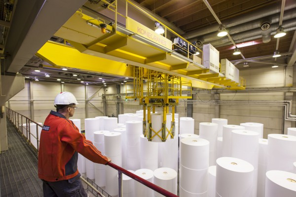 Konecranes offers specialized service for the pulp and paper industry that helps to improve safety and decrease the cost of downtime. © Konecranes