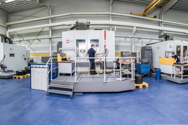 <p>Figure 1 shows a part of the 5-axes machining centres in the air-conditioned factory building of machining service provider HETEC in Breidenbach</p>