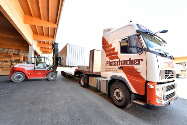 <p><strong>[Photo 5]</strong> So everything that matters reaches the festival grounds: The new heavy-duty forklift from Konecranes Lifttrucks loads the 44 truck tractor trains that are currently driving every day from Dasing to the Oktoberfest in Munich.</p>
<p> </p>