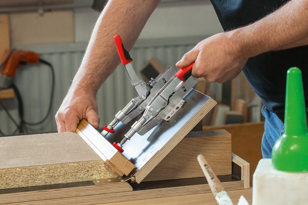<p>BESSEY push/pull clamp STC-IHH in use. ©BESSEY Tool GmbH & Co. KG</p>