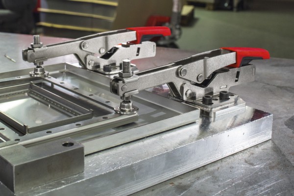 <p>BESSEY horizontal toggle clamp STC-HH in use. ©BESSEY Tool GmbH & Co. KG</p>