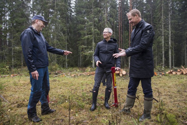 <p> Apple CEO Tim Cook tries his hand at the manual job of planting trees surrounded by Johan Granås, Sustainability Manager Iggesund Paperboard, andHenrik Sjölund, CEO of the Holmen Group. © Iggesund</p>
