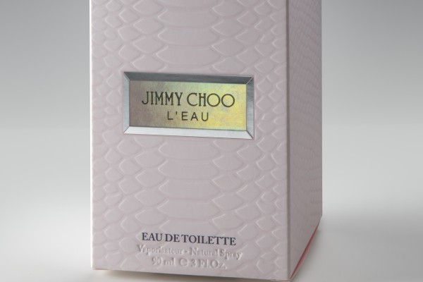 <p>Jimmy Choo’s L’EAU is an example of a simple and minimalist design that requires complex processing. For the project the converters Draeger and licensee Interparfums chose to use Invercote from Iggesund Paperboard. ©Iggesund</p>