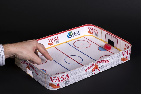<p>Beverage tray designed as a hockey rink. A lid will become the puck and the game is on!© SCA</p>