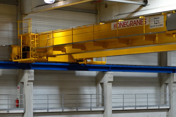 <p><strong>[Photo 5]</strong> A closer look: The cranes in the roll warehouse of the Palm paper factory are in use at all times. For this reason, one important element of the Konecranes CRS is inspecting the crane systems for signs of wear.<strong></strong></p>