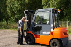 Toyotan laatuvarmennettu Riskitön Ratkaisu -vaihtotrukki on turvallinen hankinta samalla tavalla kuin huollettu ja hyvin pidetty vaihtoauto. Uutta alalla on yrityksen standardoitu tapa kunnostaa vaihtotrukit vaaditulle tekniselle tasolle. © Toyota Materia (photo: Elena Tiihonen)