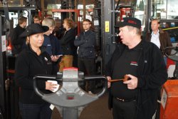 Meklari Heikki Ollanketo keskusteli huutokaupattavista tuotteista Toyota Material Handling Finlandin Rental Manager Tiina Syväniemen kanssa. (photo: Elena Tiihonen)