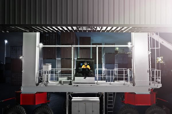 Excellent visibility through every container move is the foundation of the BOXHUNTER operating concept.© Konecranes