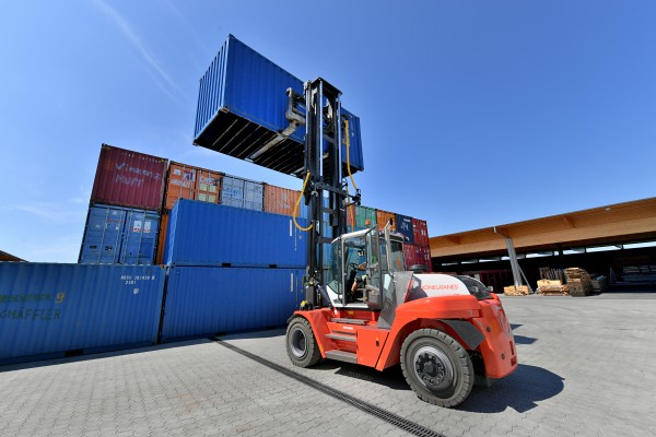 <p><strong>[Photo ]</strong> Compact power pack: The heavy-duty forklift, SMV 10-1200 C from Konecranes Lifttrucks, transports containers up to 10 tons for Pletschacher – and is 25 cm shorter than normal with its 3 m wheelbase.</p>