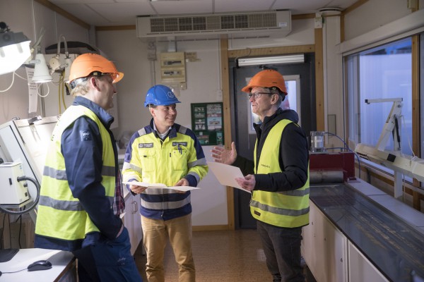 <p>Iggesund Paperboard’s Johan Granås and Christian Wisén explaining quality requirements to Apple CEO Tim Cook when he visited Iggesund. © Iggesund</p>
