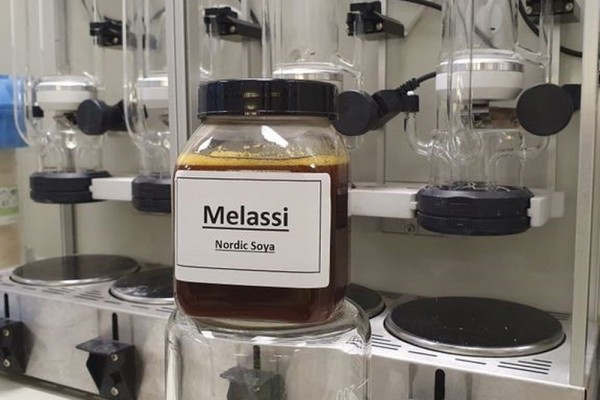 <p><strong><span><span>The syrupy soy molasses left over from soy processing is now a raw material for bioplastics.</span></span></strong></p>