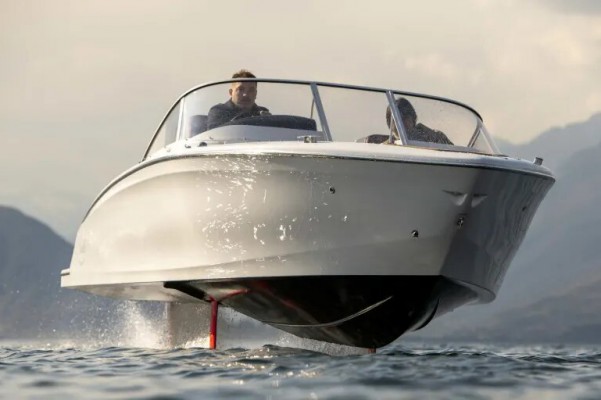 <p>Making wakes by not making waves: The Swedish Candela C-7 is the first long-range and high speed electric boat. Flying above the surface at 30 knots, it barely creates wake and uses very little energy.</p>